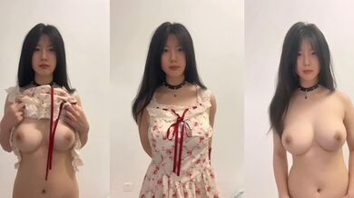 高颜值清纯女神 为取悦金主上演JK制服诱惑 大胆脱衣淫荡自慰 极品巨乳令人垂涎！